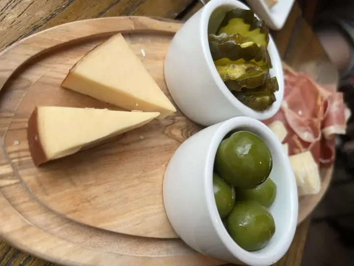 Taglieri e focaccine serviti da Trip Time Beer